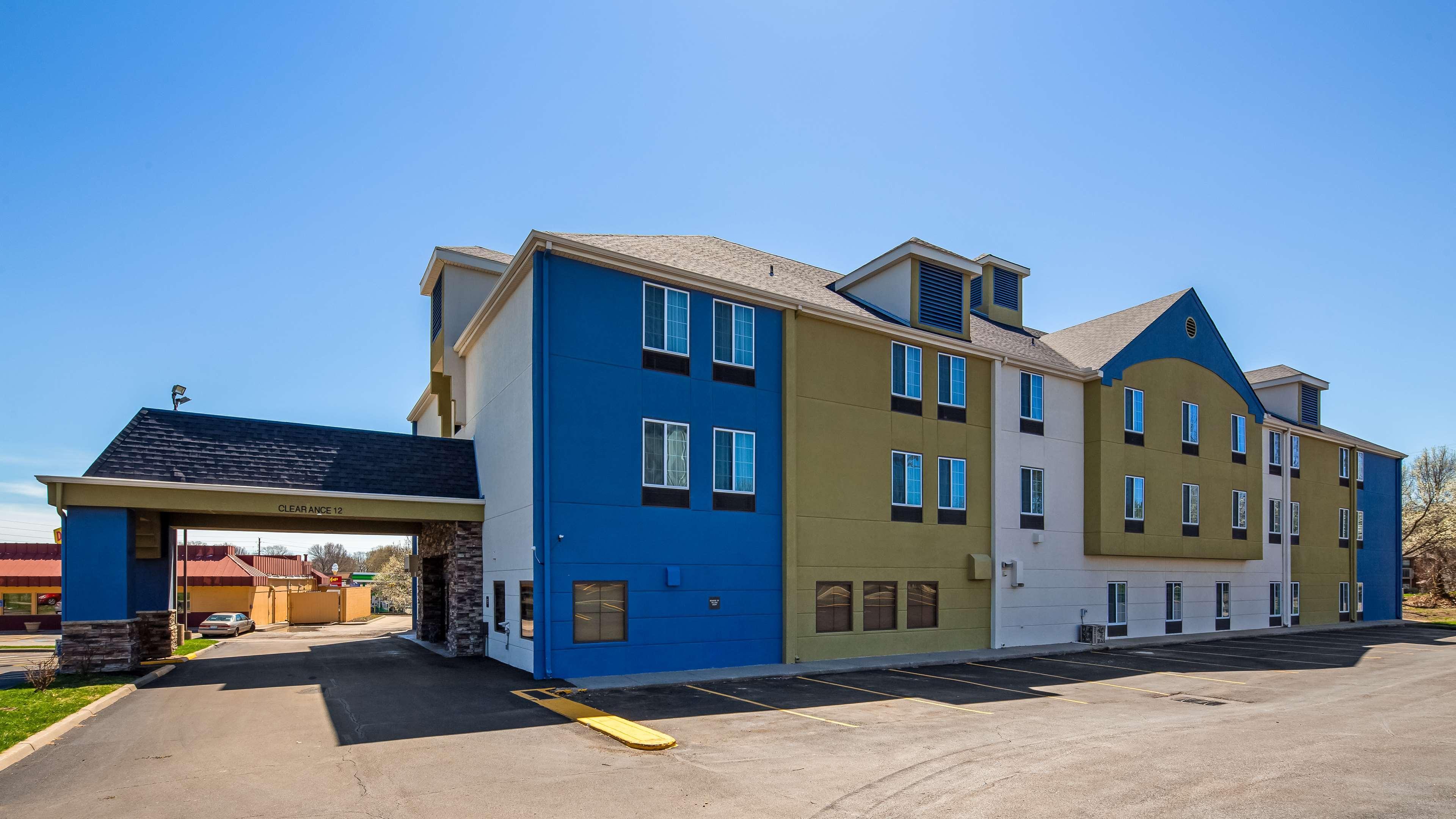 Surestay Plus Hotel By Best Western Blue Springs Exterior photo